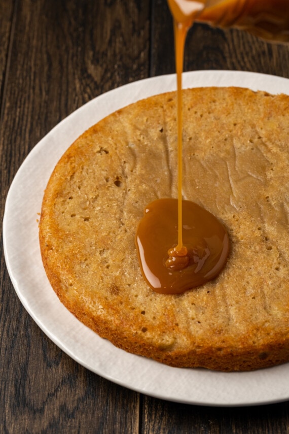 Banana Blondie Cheesecake es un postre fácil con cheesecake de vainilla al horno empapado en caramelo salado, en capas sobre una gruesa banana blondie. Caramelo salado vertido sobre la capa de blondie de plátano horneado.