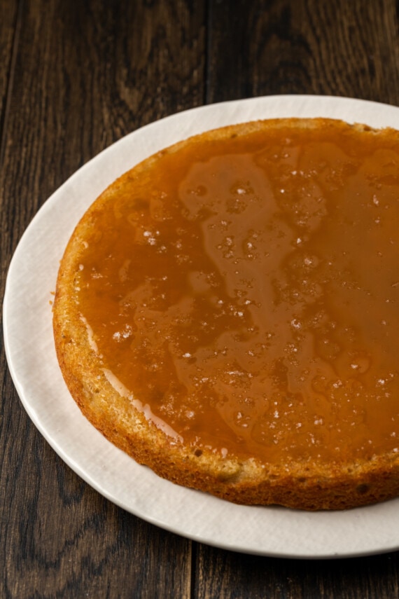 Banana Blondie Cheesecake es un postre fácil con cheesecake de vainilla al horno empapado en caramelo salado, en capas sobre una gruesa banana blondie. La capa de blondie de plátano al horno cubierta con caramelo salado.