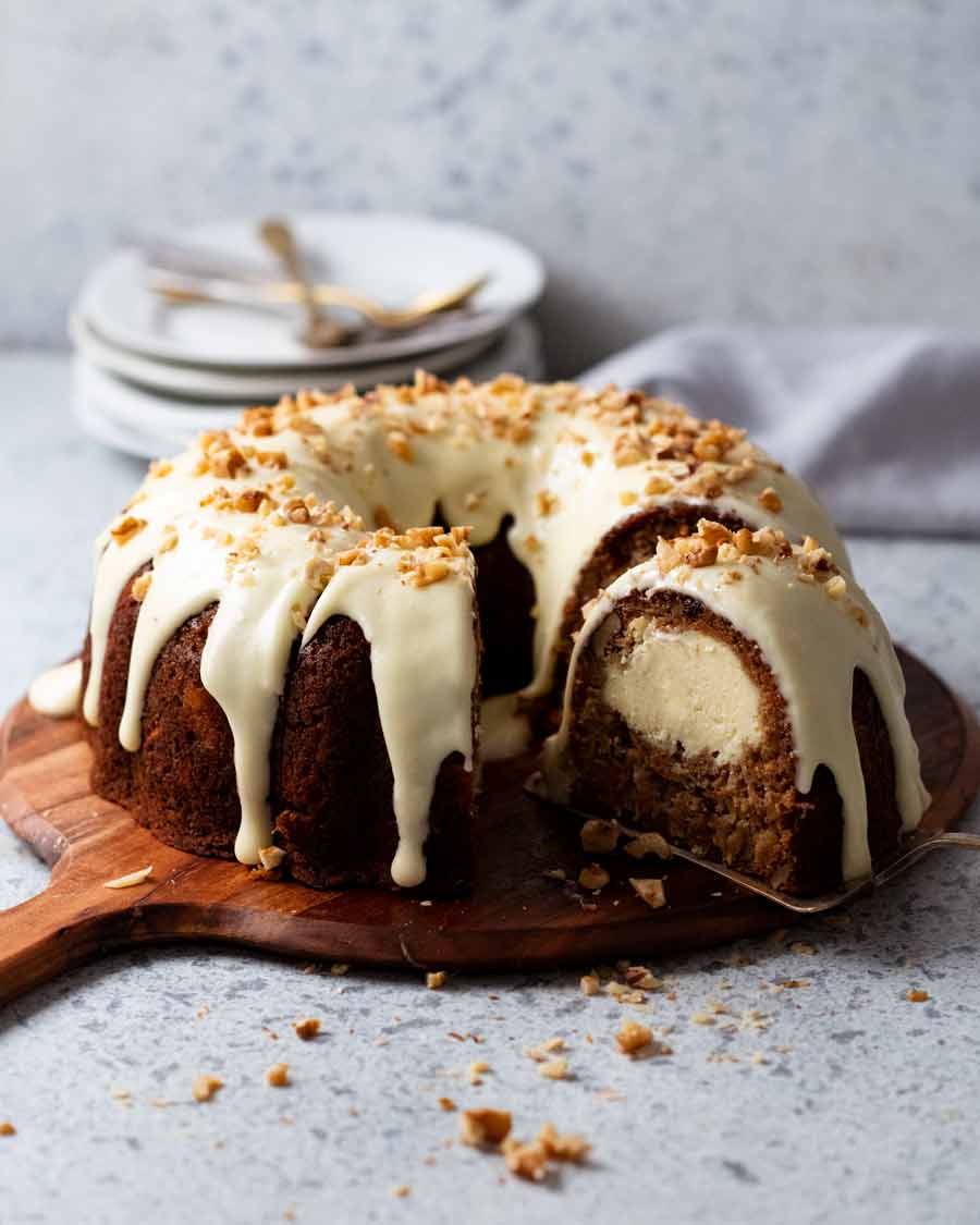 Pastel de zanahoria relleno de tarta de queso en un plato listo para servir