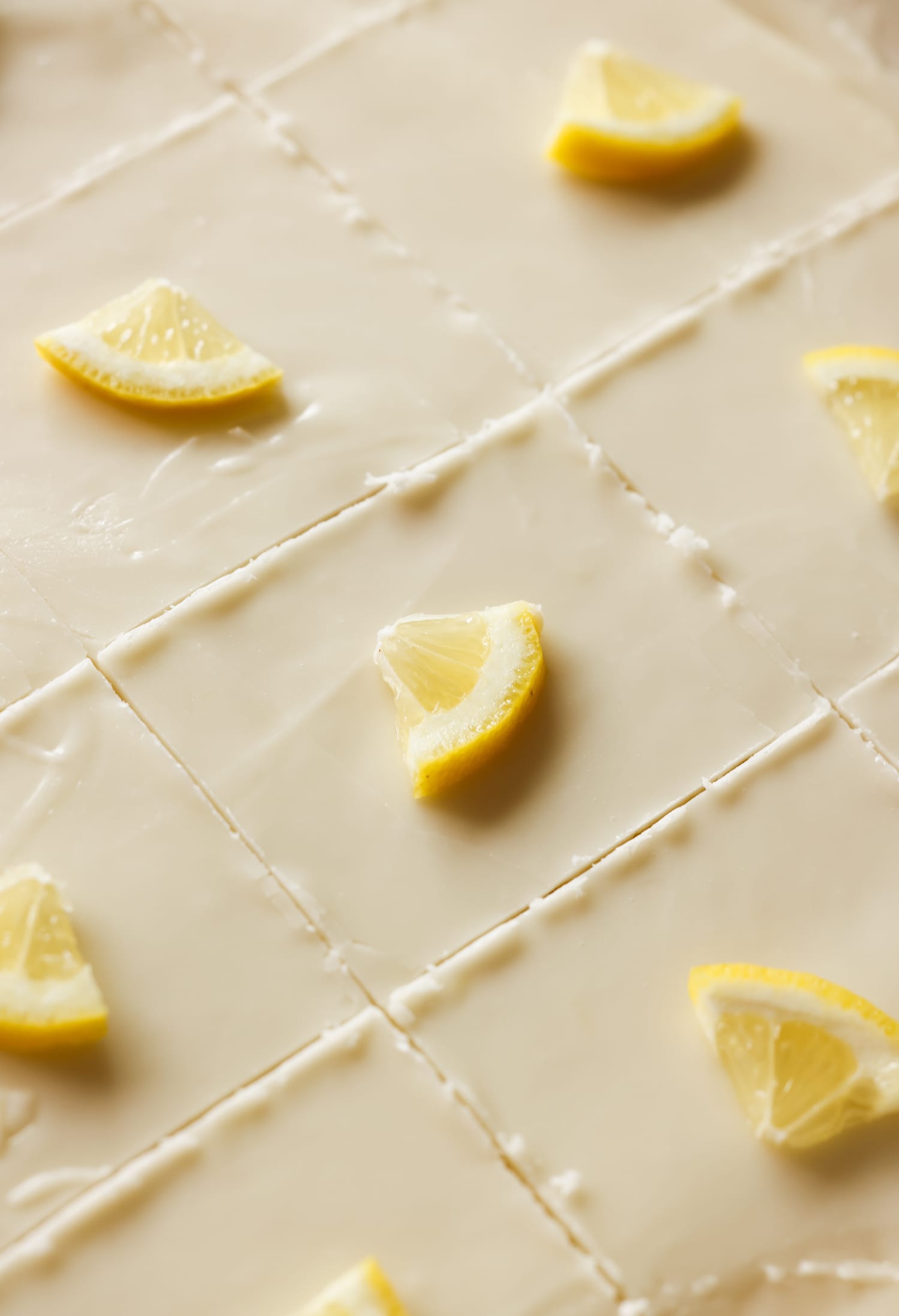 pastel de hoja en una sartén en rodajas con rodajas de limón