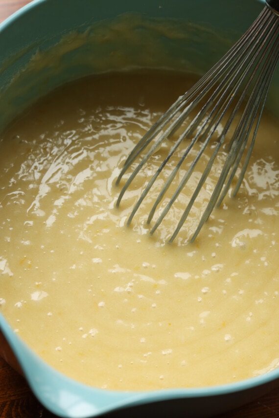 masa de pastel de limón en un bol con un batidor