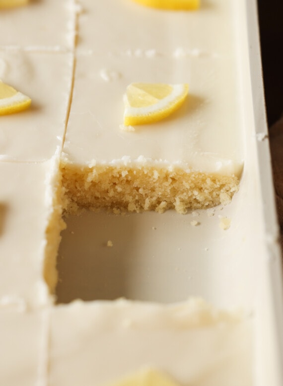 falta un trozo de pastel en un molde para gelatina