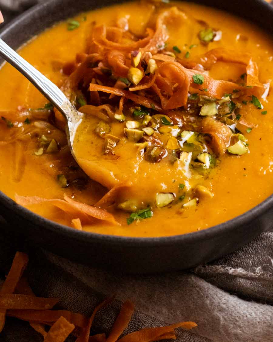 Cuchara comiendo sopa de camote
