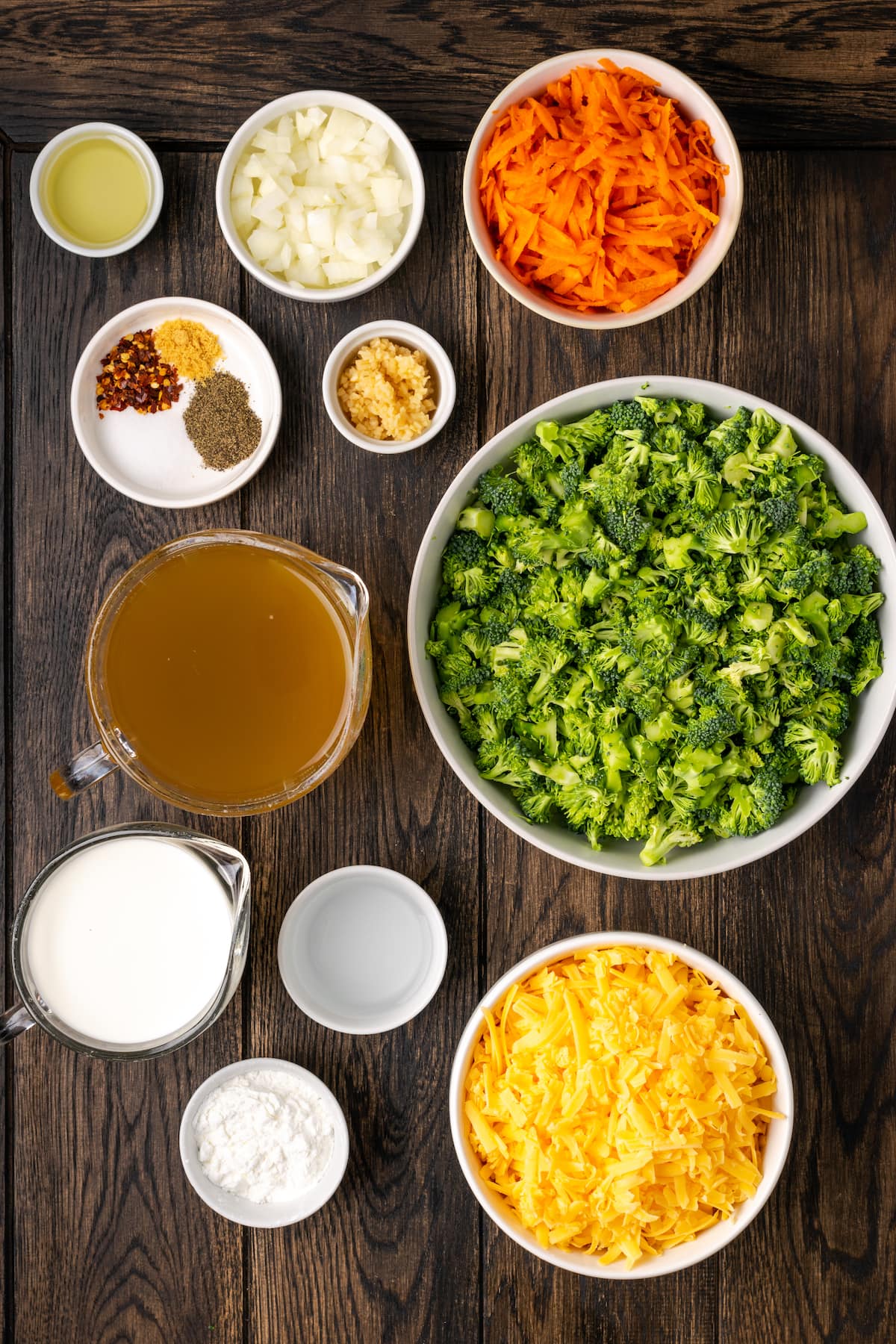 Los ingredientes para la sopa instantánea de brócoli y queso cheddar.