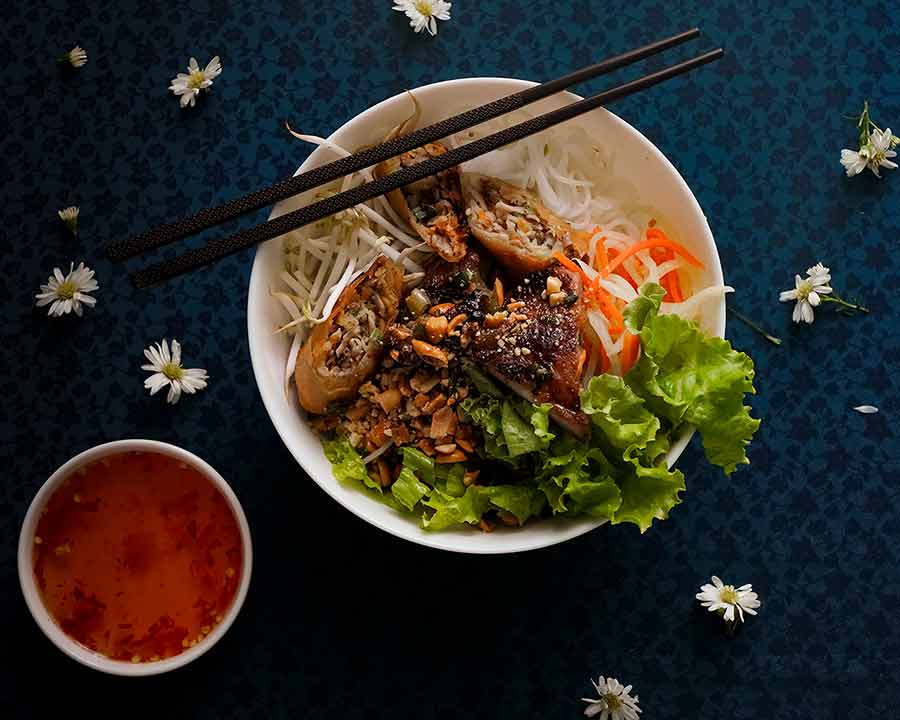 Cuencos vietnamitas de fideos con cerdo y limoncillo - Bun Thit Nuong