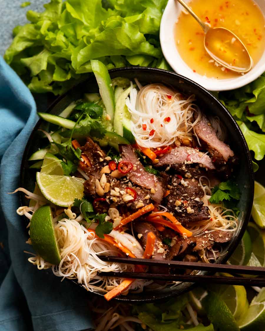 Fideos vietnamitas con cerdo al limoncillo (Bún thịt nướng) listos para comer