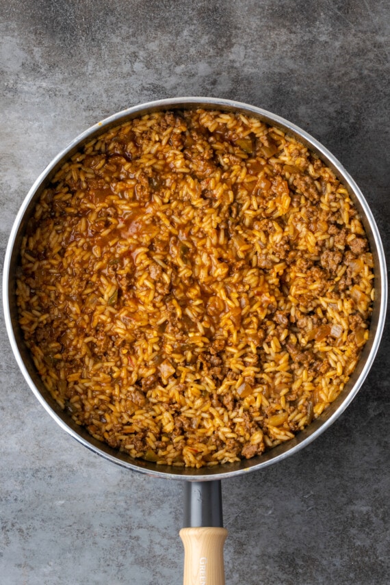 Arroz de taco cocido en una sartén.