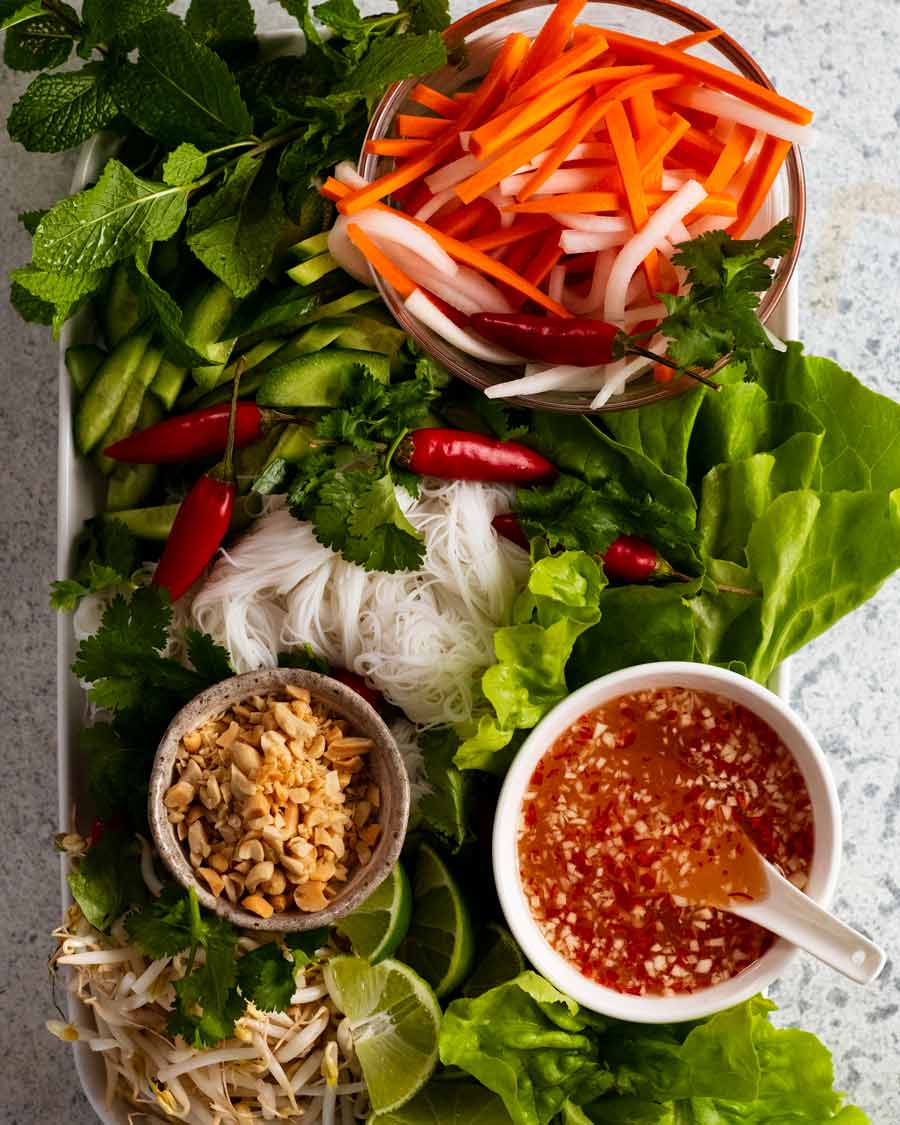 Coberturas de verduras y hierbas para tazones de cerdo vietnamitas