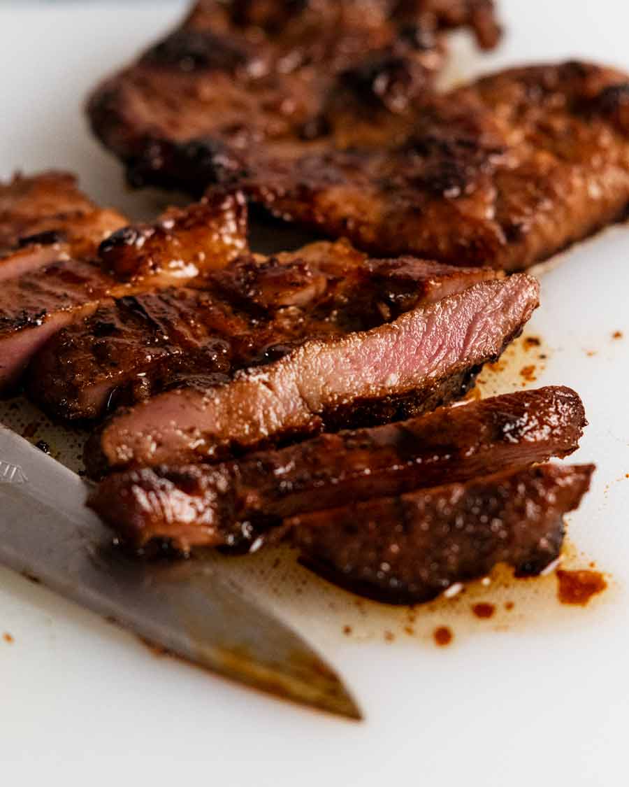 Rebanar fideos vietnamitas con cerdo al limoncillo (Bún thịt nướng)