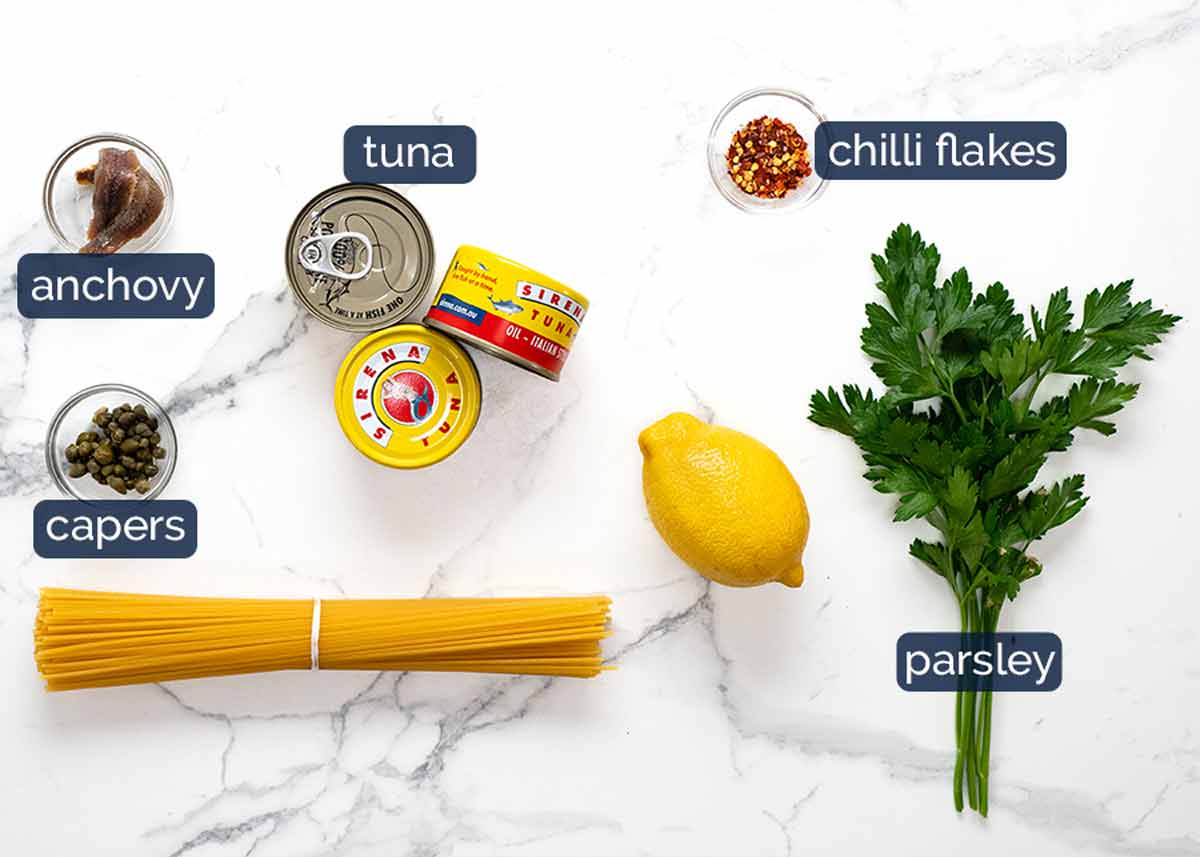 Ingredientes en la pasta de atún en lata