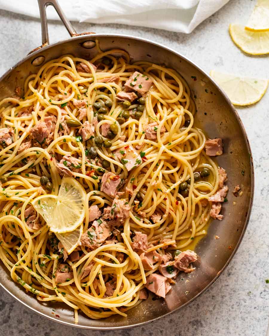 Pasta de atún enlatada en una sartén lista para servir