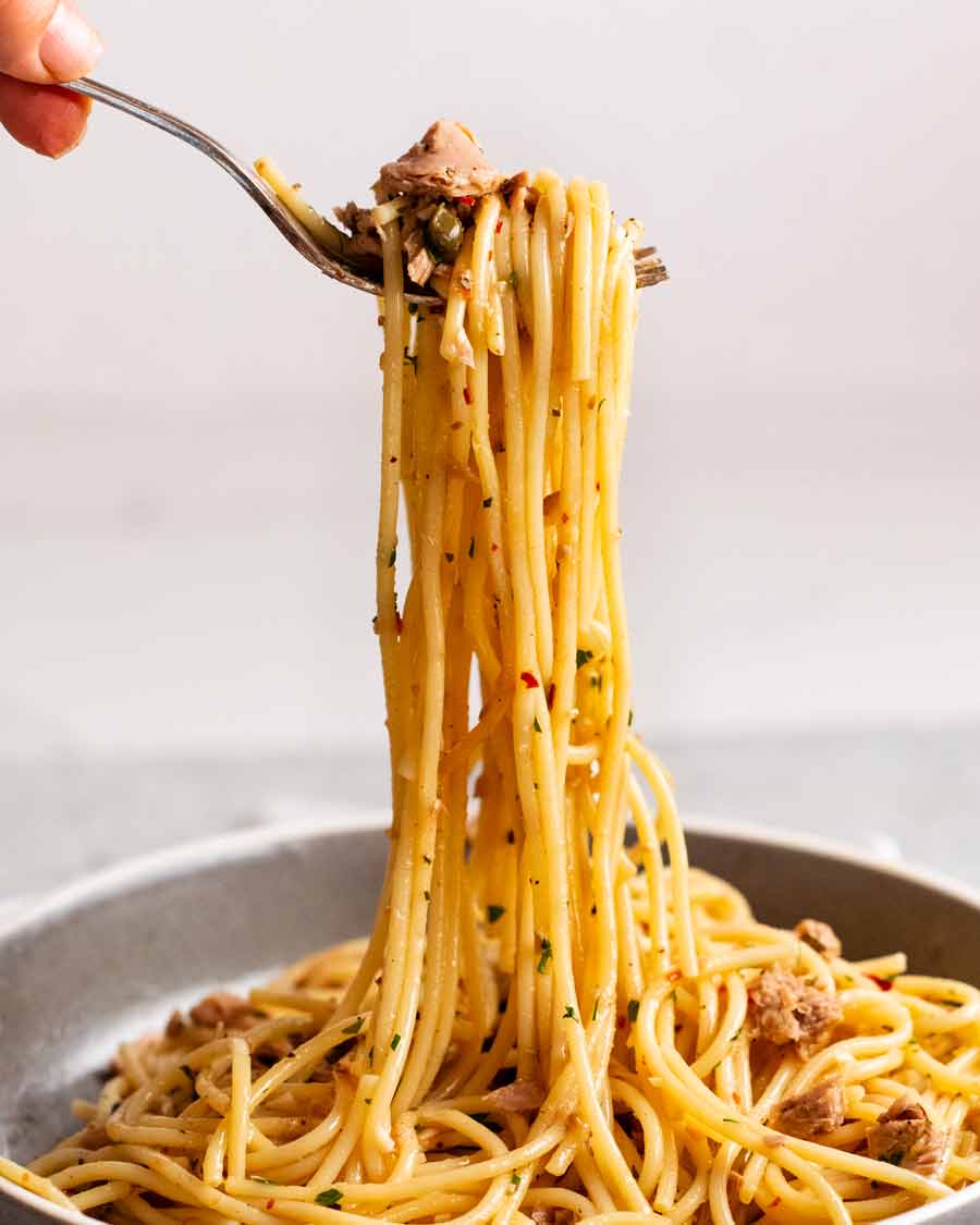 Tenedor recogiendo pasta de atún enlatada