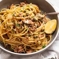 Pasta de atún enlatada en un bol lista para comer