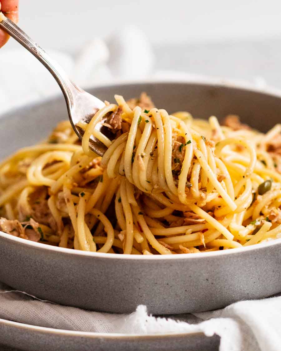 Tenedor girando pasta de atún enlatada