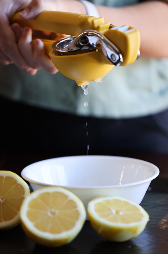 Mi receta casera de Lemon Curd es una crema de limón dulce perfecta para hornear, rellenar pasteles o tartas o como complemento para la crema del desayuno. exprimir jugo de limón en un tazón