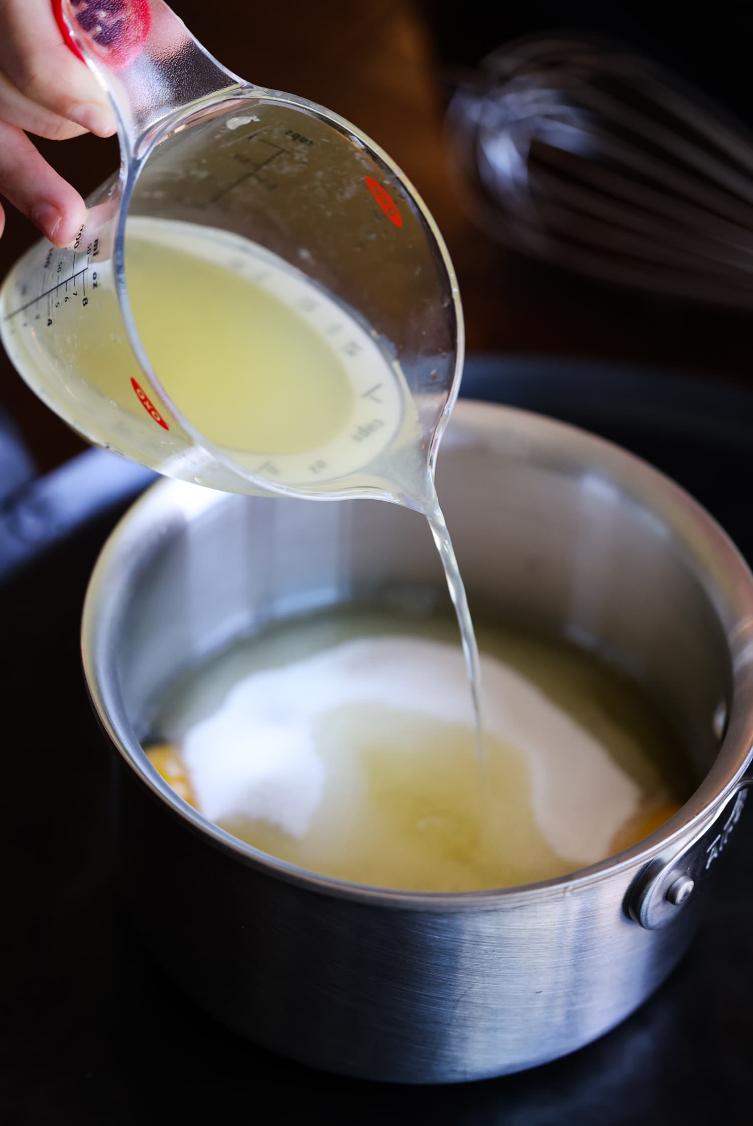 Mi receta casera de Lemon Curd es una crema de limón dulce perfecta para hornear, rellenar pasteles o tartas o como complemento para la crema del desayuno. verter jugo de limón en una cacerola con azúcar granulada