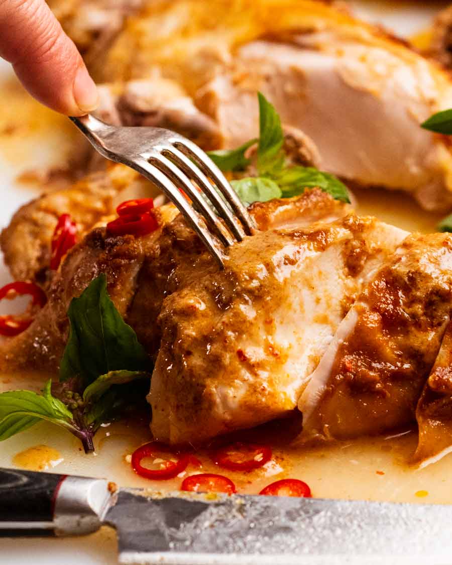 Horquilla recogiendo pollo asado al curry rojo tailandés