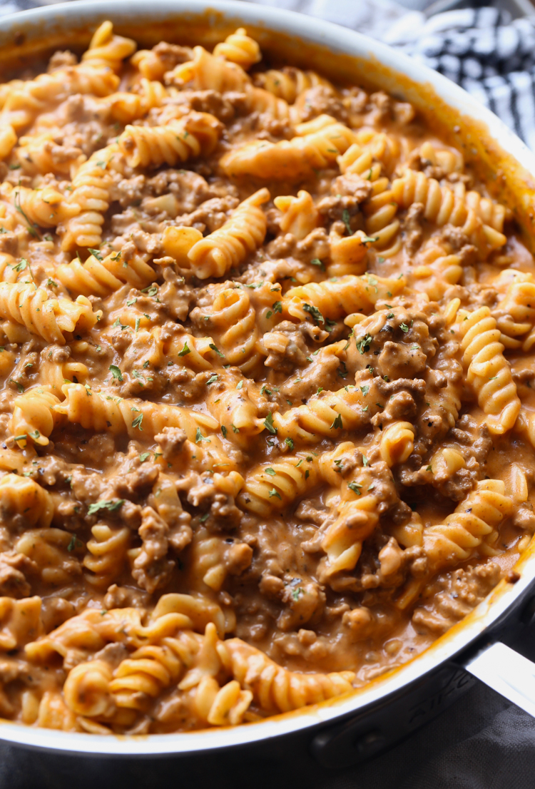 Pasta cremosa de carne en una sartén grande.