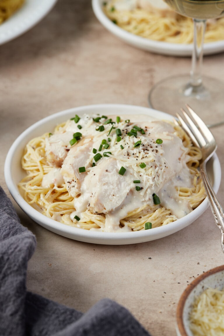 Un plato de pasta cremosa de pollo con ángel.