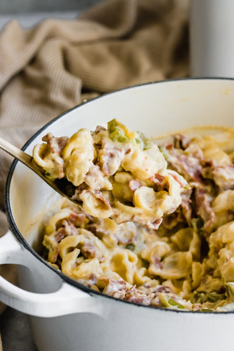 Cucharada de macarrones con queso y rosbif.