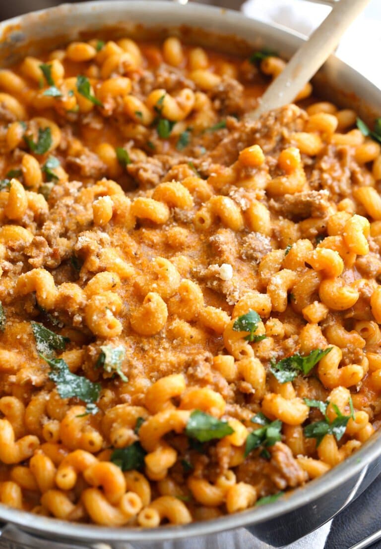 Pasta cremosa de salchicha italiana en una sartén.