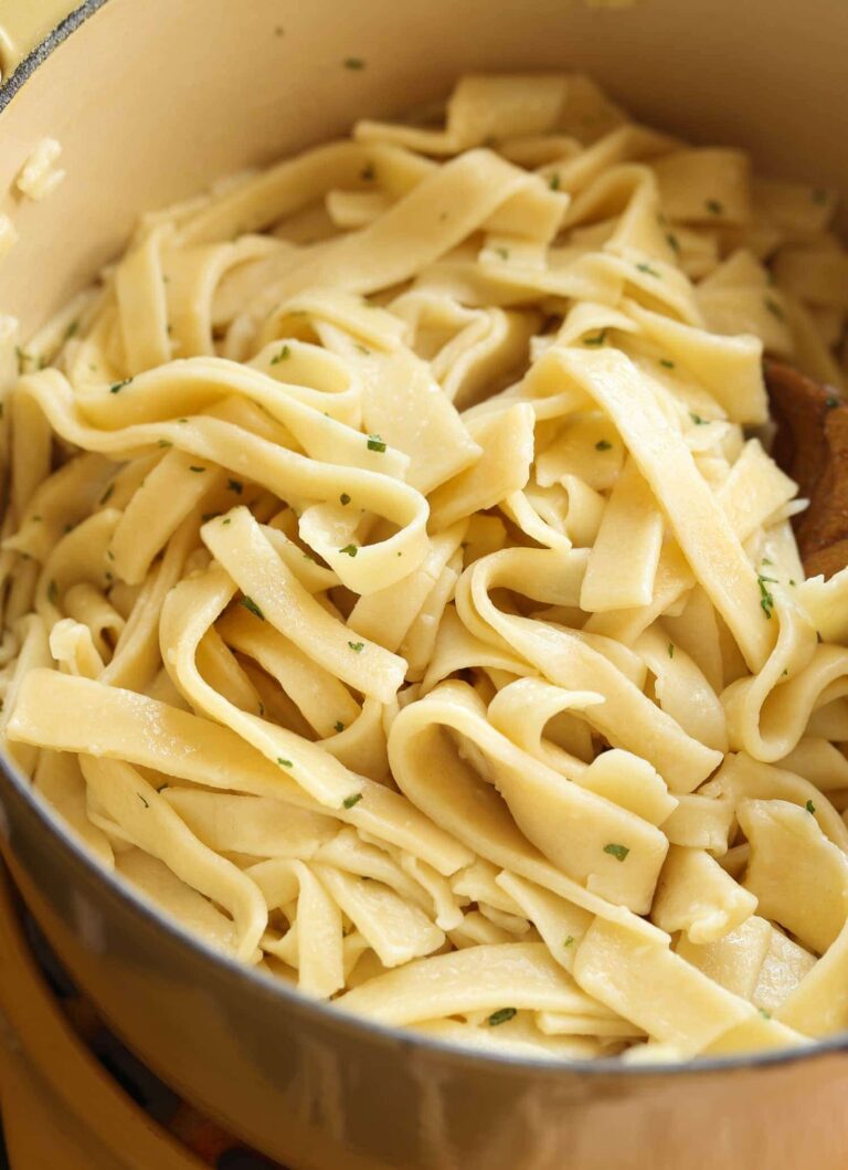 Fideos de huevo caseros en una olla.