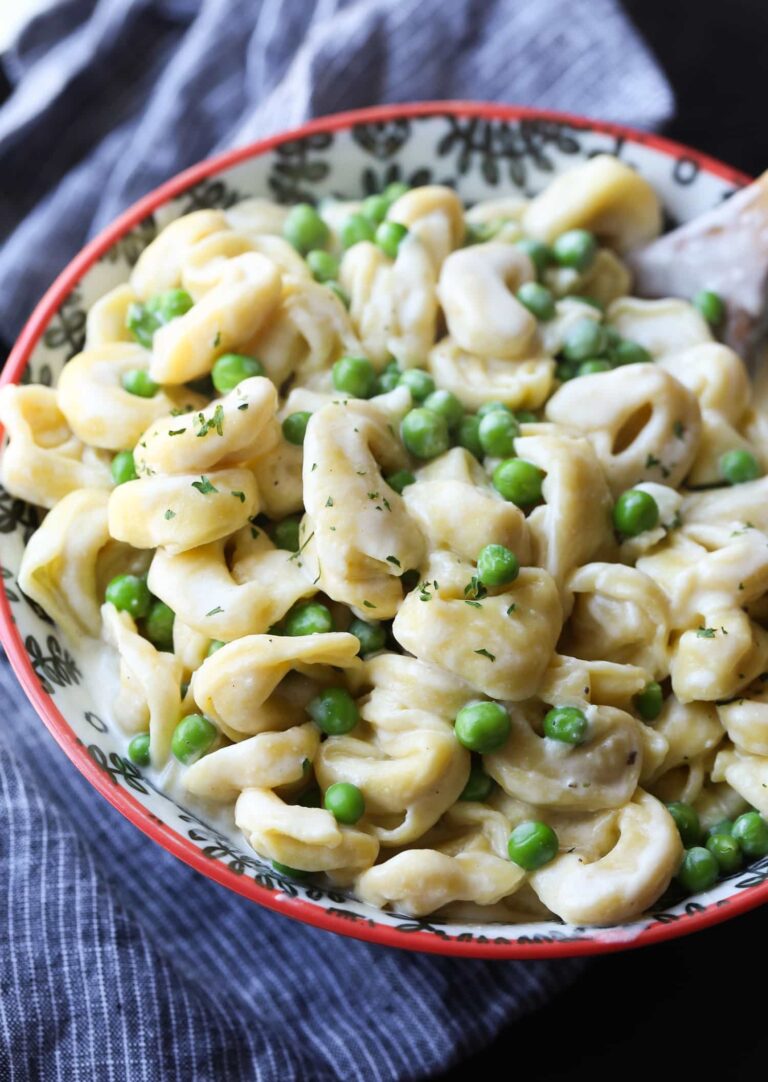 Salsa Alfredo de queso crema de 15 minutos, servida con pasta y guisantes