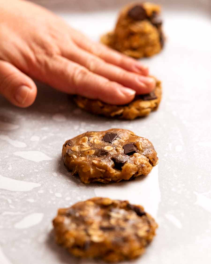 Hacer galletas de chispas de chocolate con avena y mantequilla marrón