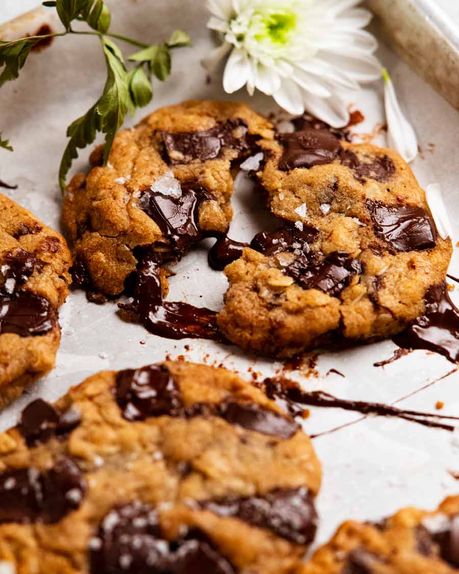 Foto de primer plano de galletas de chispas de chocolate con avena y mantequilla marrón rotas