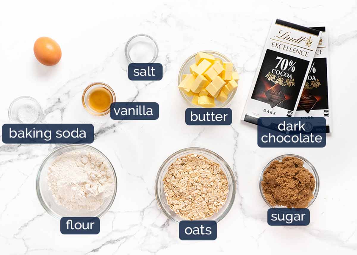 Ingredientes en galletas de chispas de chocolate con avena y mantequilla marrón