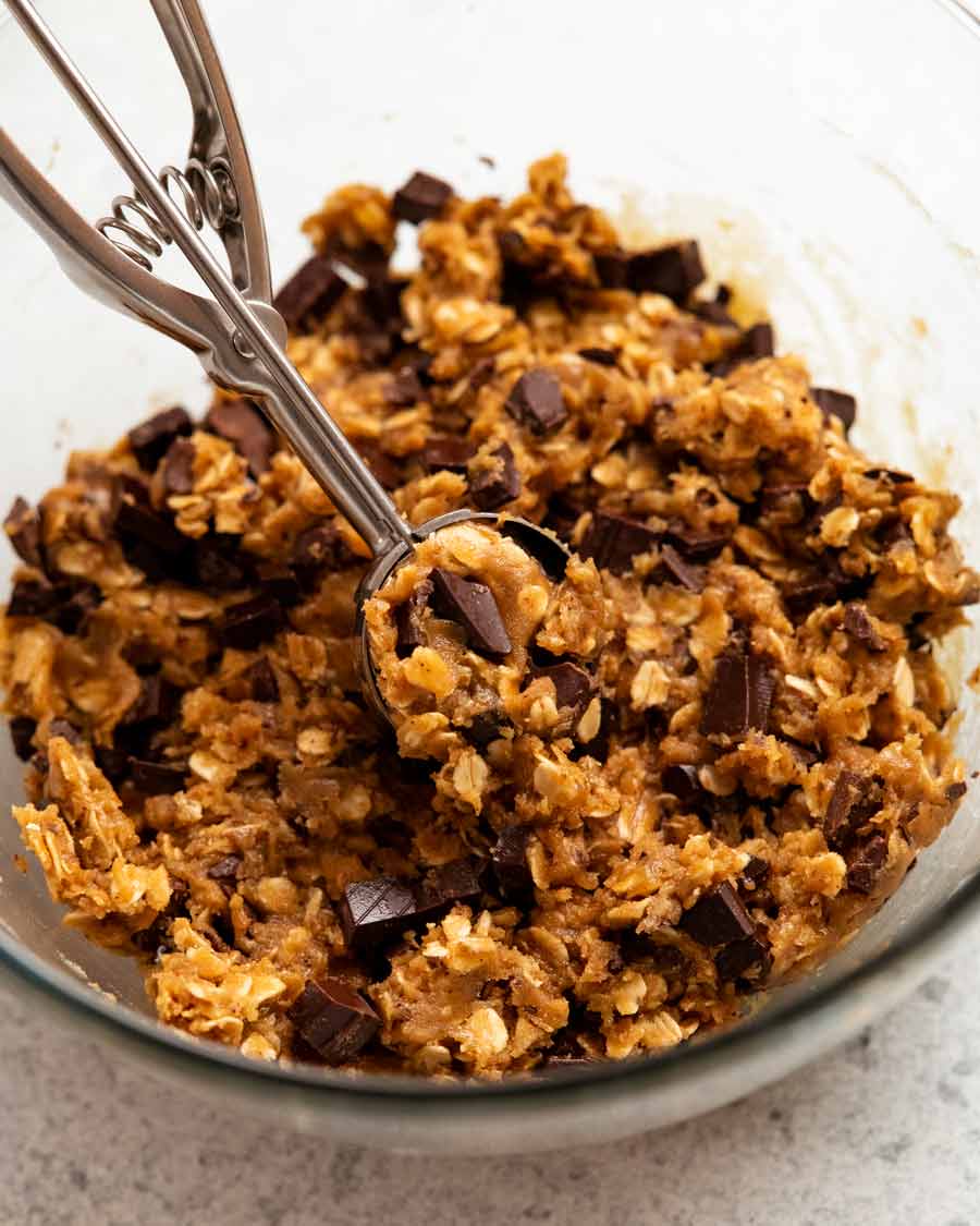 Masa de galleta con galletas de chispas de chocolate y avena con mantequilla marrón