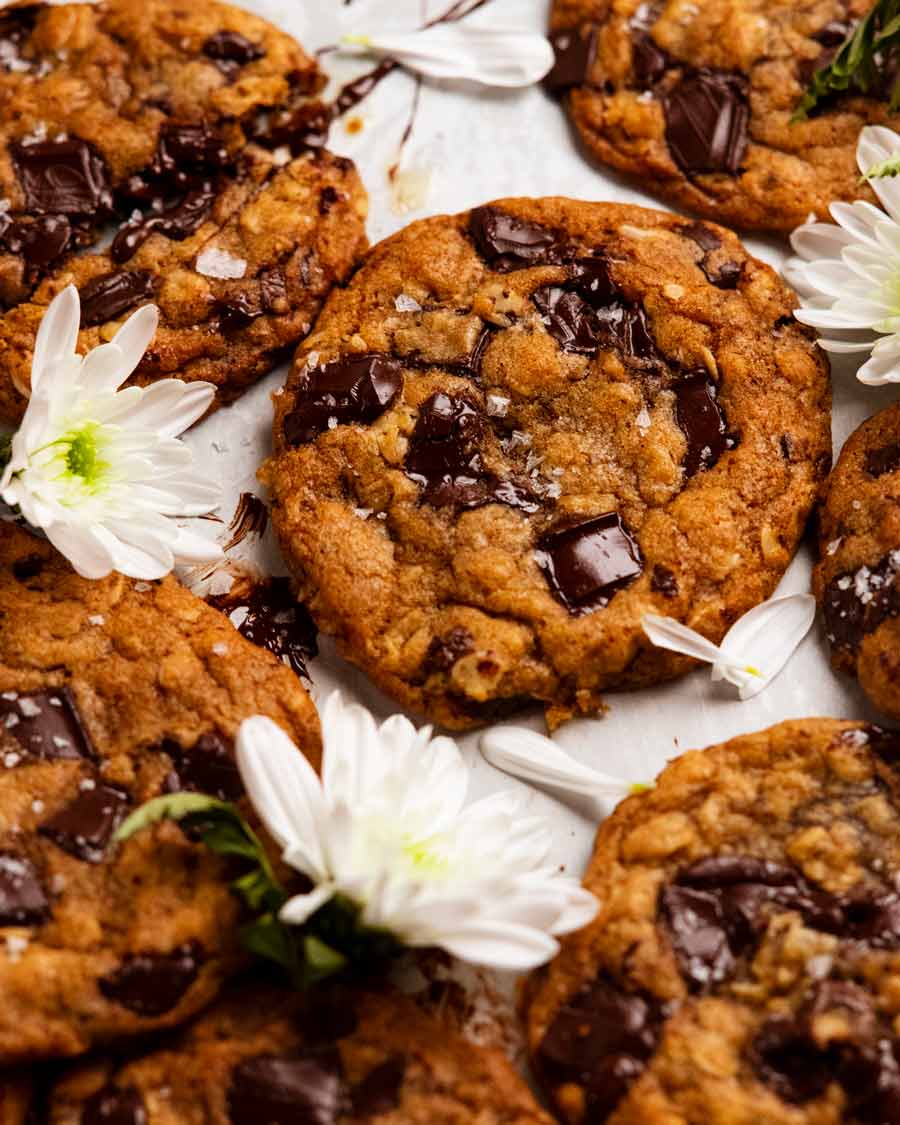 Foto de primer plano de galletas con trocitos de chocolate, avena y mantequilla marrón