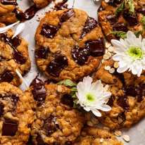 Fotografía de arriba de galletas de chispas de chocolate con avena y mantequilla marrón