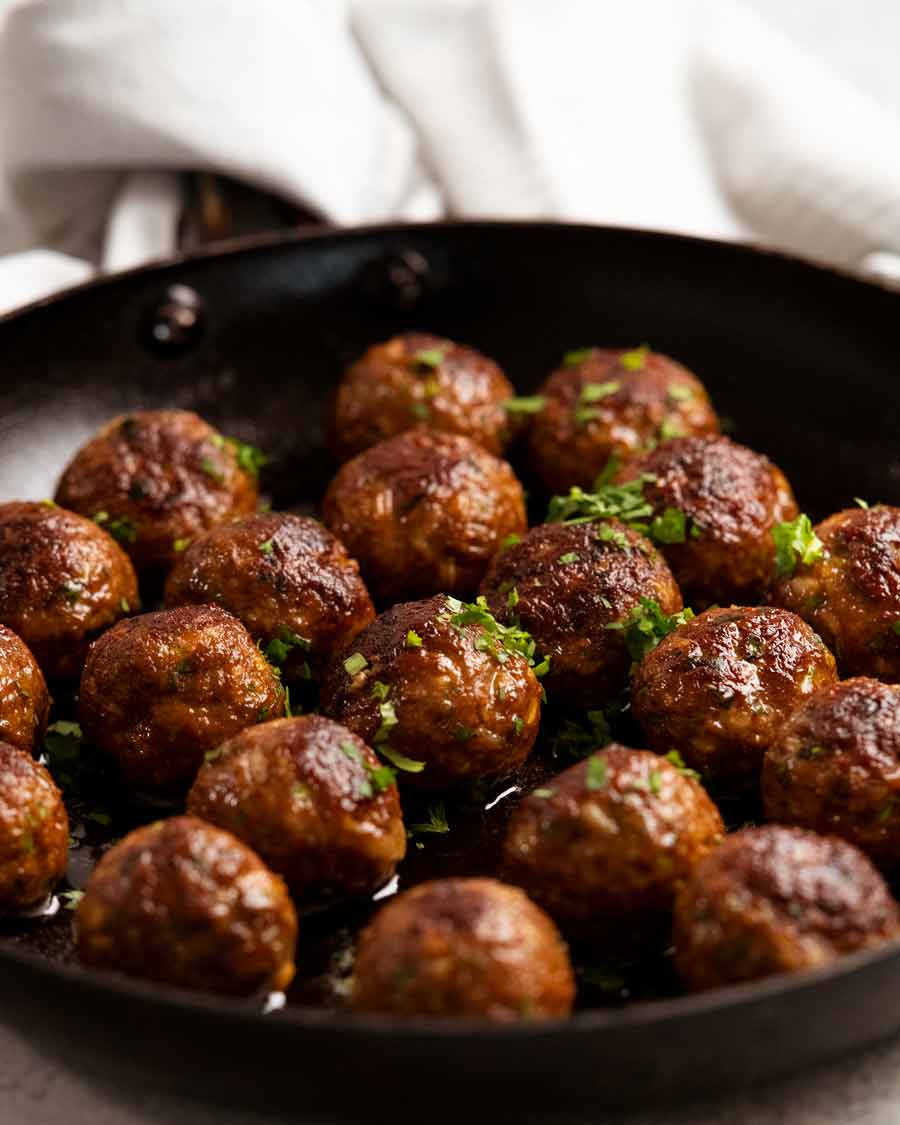 Albóndigas de cordero marroquí recién cocinadas en una sartén