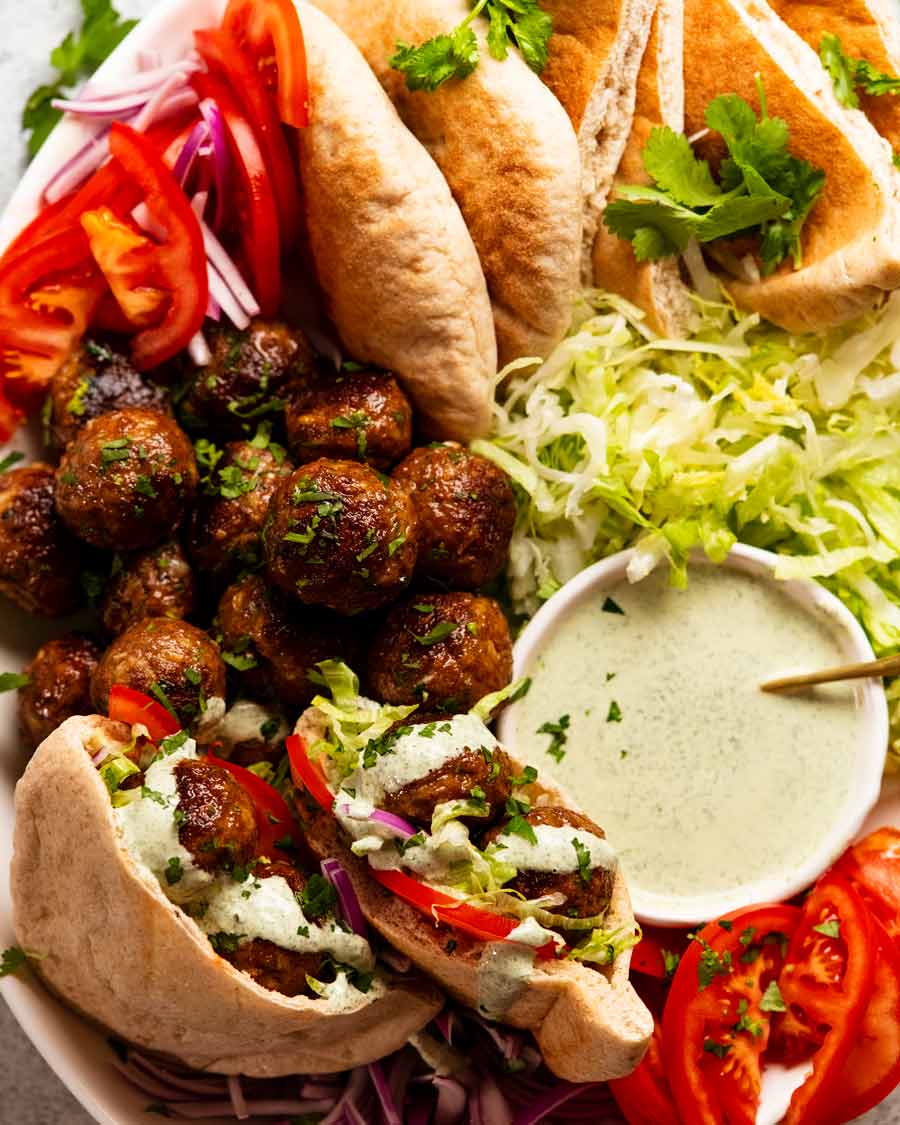 Plato de albóndigas de cordero marroquí y pan de pita
