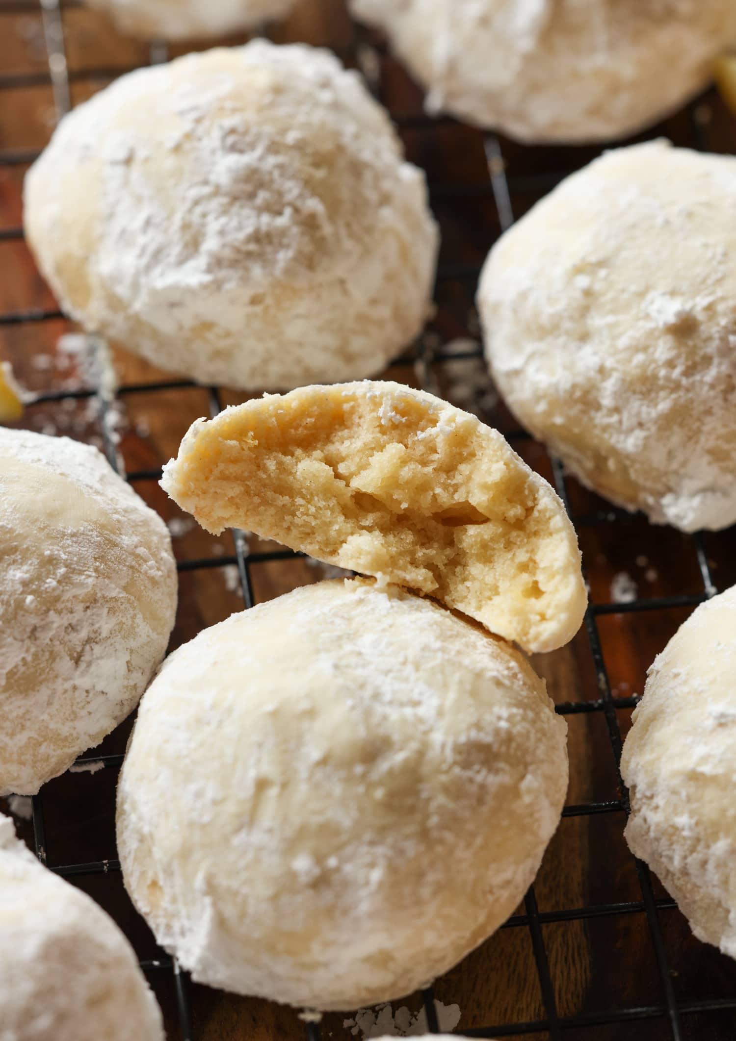 Mis galletas fáciles de enfriar con limón son galletas suaves, agrias y cítricas cubiertas con azúcar en polvo derretida. ¡La receta perfecta de galletas de limón! Galleta Lemon Cooler partida por la mitad para ver el interior