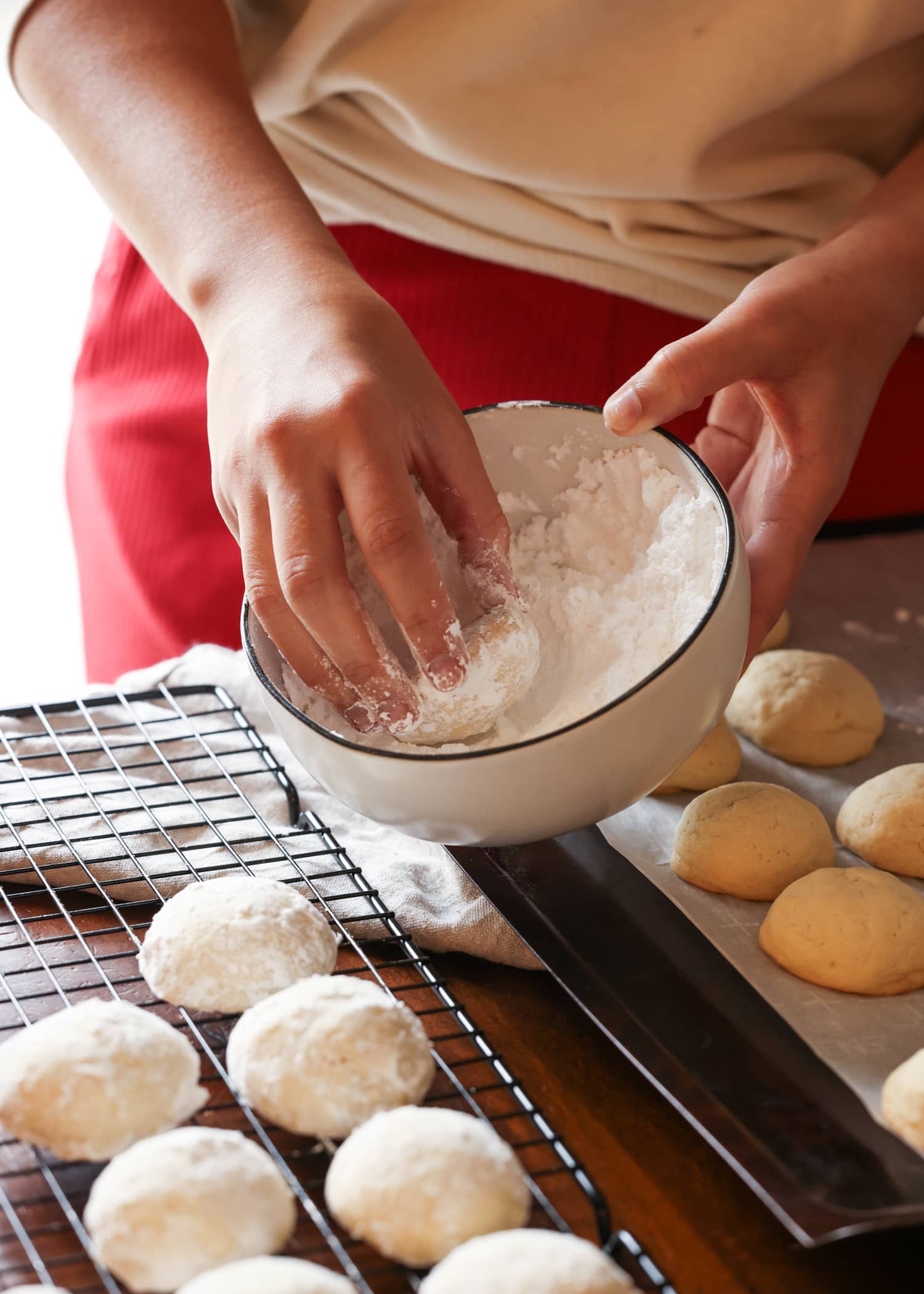 Mis galletas fáciles de enfriar con limón son galletas suaves, agrias y cítricas cubiertas con azúcar en polvo derretida. ¡La receta perfecta de galletas de limón! recubrir una galleta de limón con azúcar en polvo