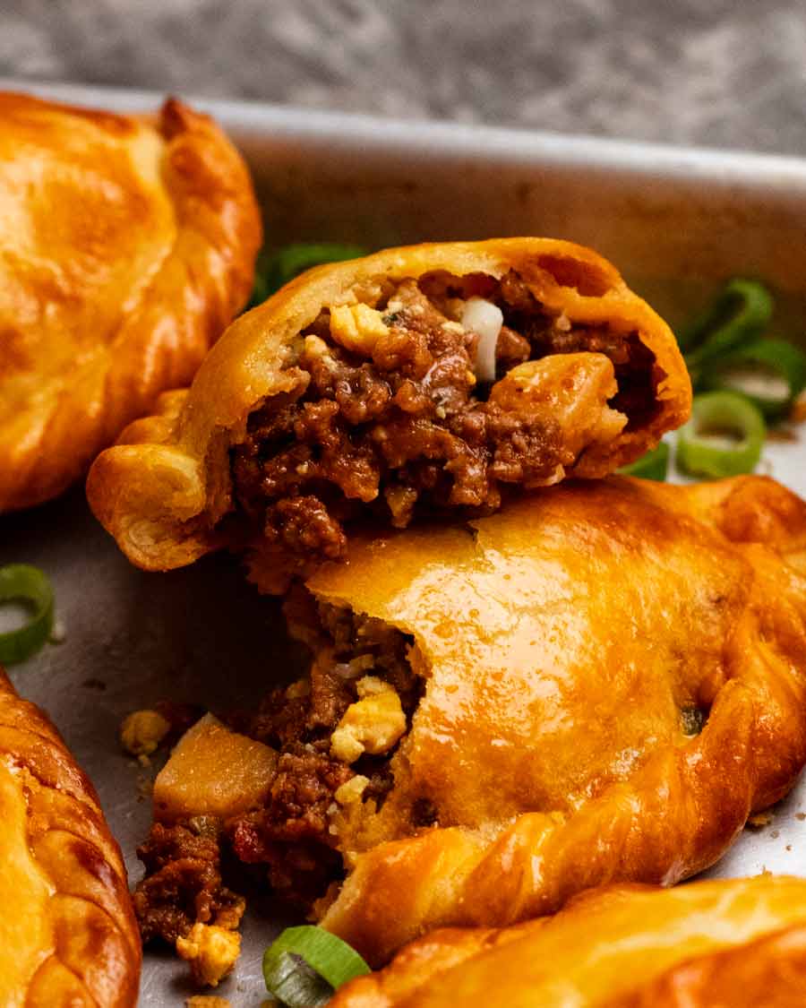 Cerca del interior de las empanadas de carne