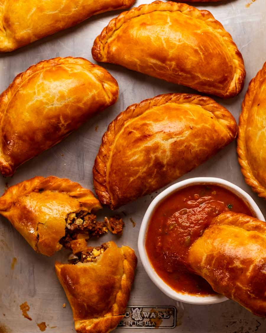 Empanadas de ternera recién cocinadas