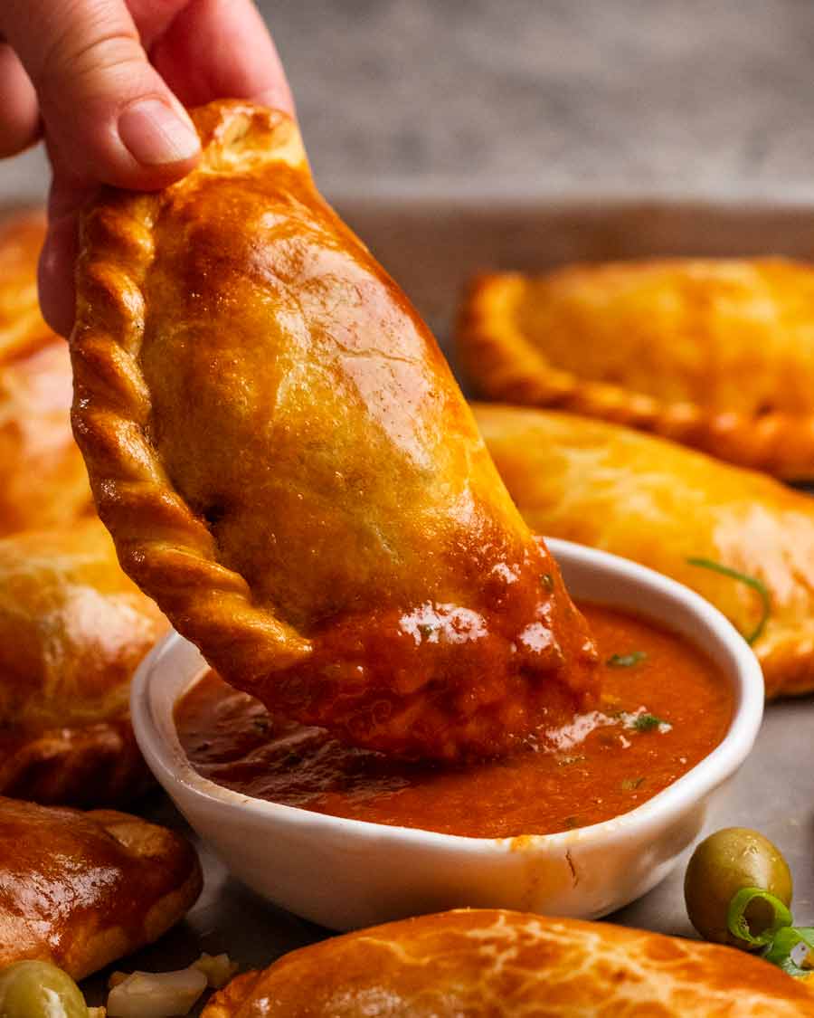 Mojar la empanada de carne en salsa