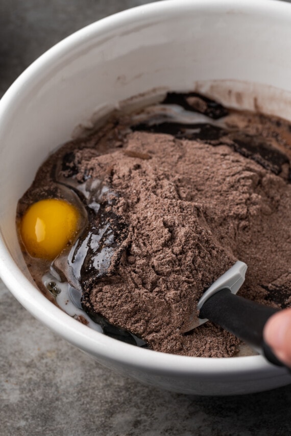 Los ingredientes de la mezcla para pastel de brownie se mezclan en un tazón grande.