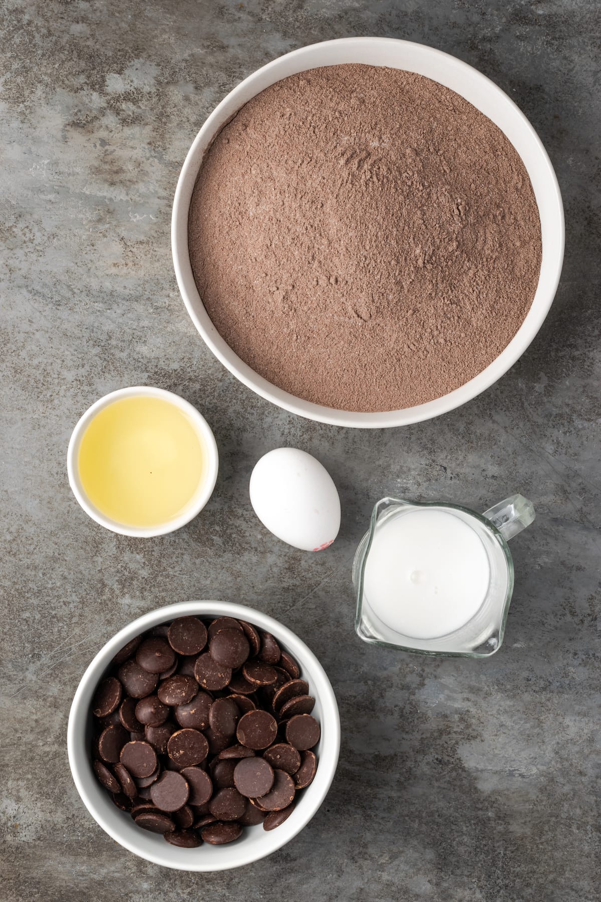 Los ingredientes para brownies de mezcla de pastel de chocolate.