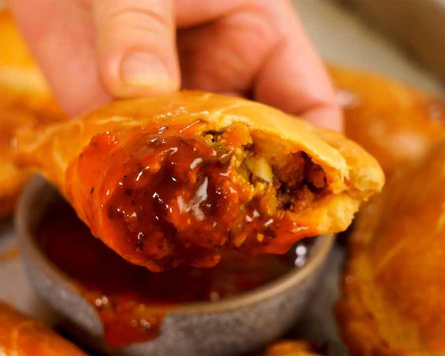 Mojar la empanada en salsa Empanada