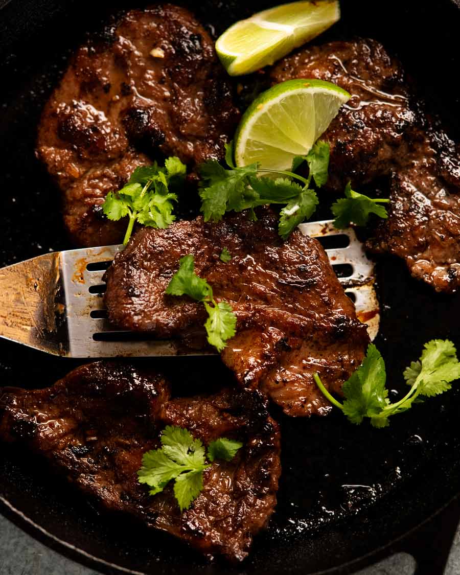 Fideos vietnamitas cocidos con cerdo al limoncillo (Bún thịt nướng)