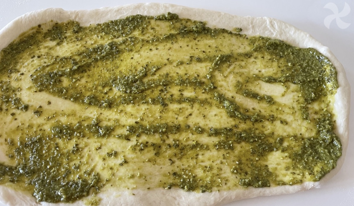 Extendemos la masa y distribuimos el pesto