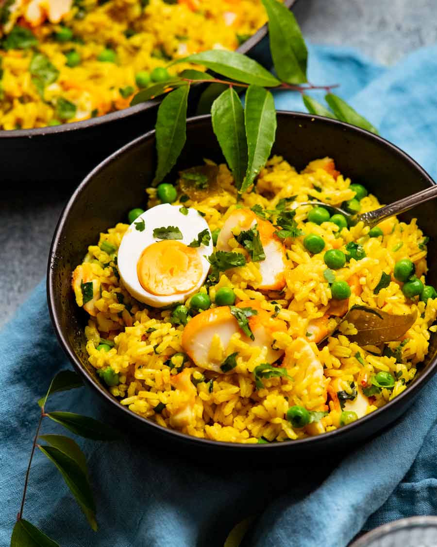 Tazón de Kedgeree - pescado y arroz inglés - servido para la cena