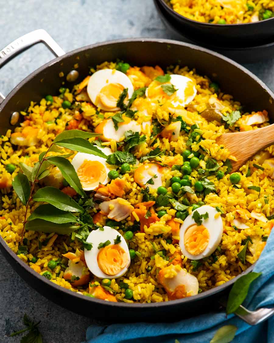 Kedgeree recién cocinado - Arroz y pescado inglés