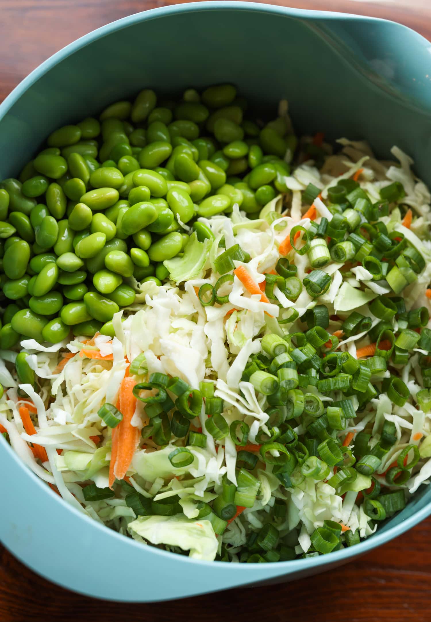 edamame, repollo y cebollas verdes en un gran lazo
