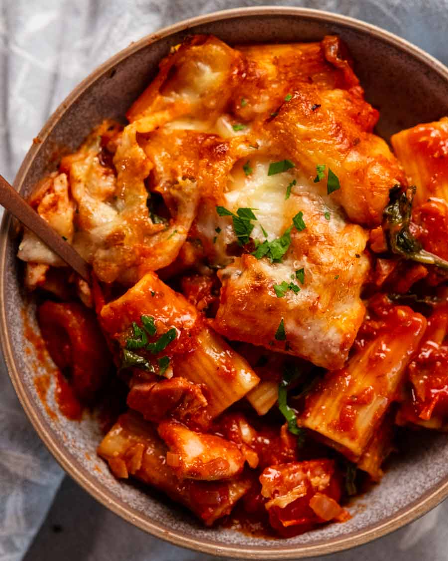 Cuenco de fotografía aérea de horneado de pasta de pollo
