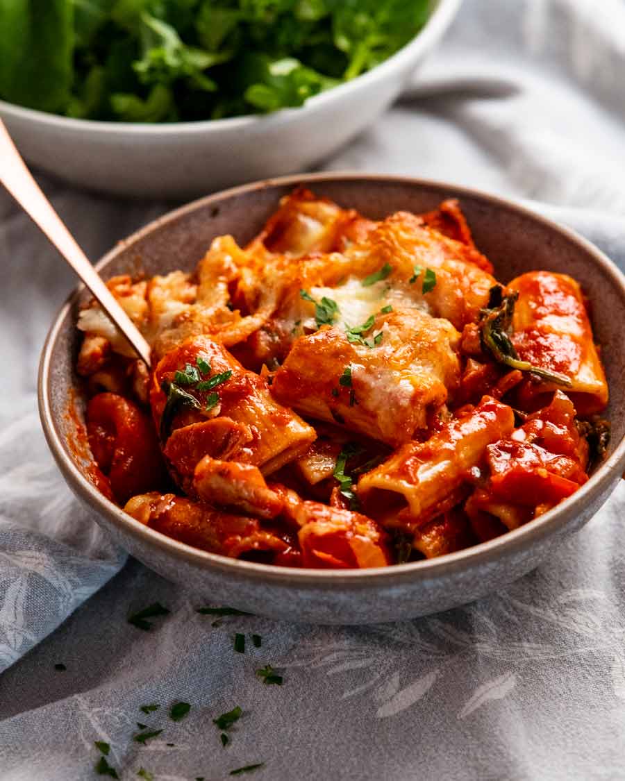 Cuenco de pasta de pollo horneada